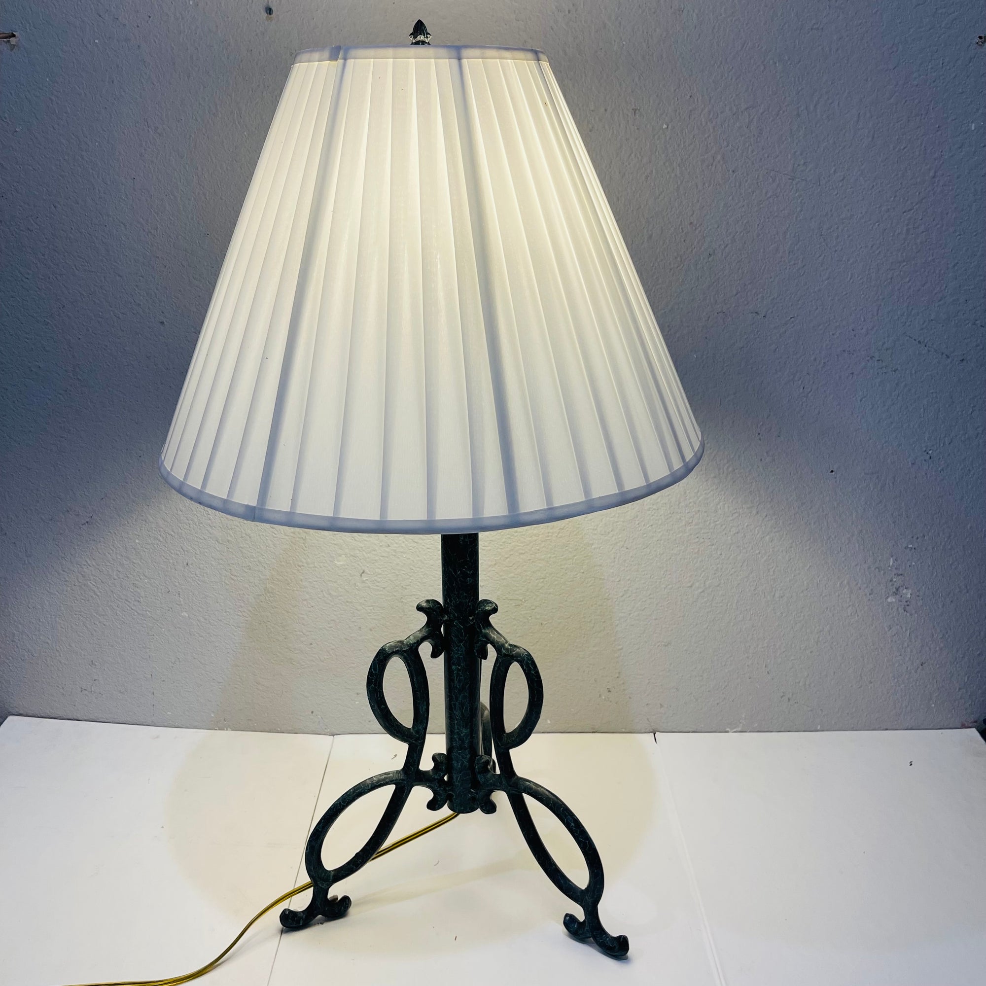 Table Lamp with White Shade *Works Great*