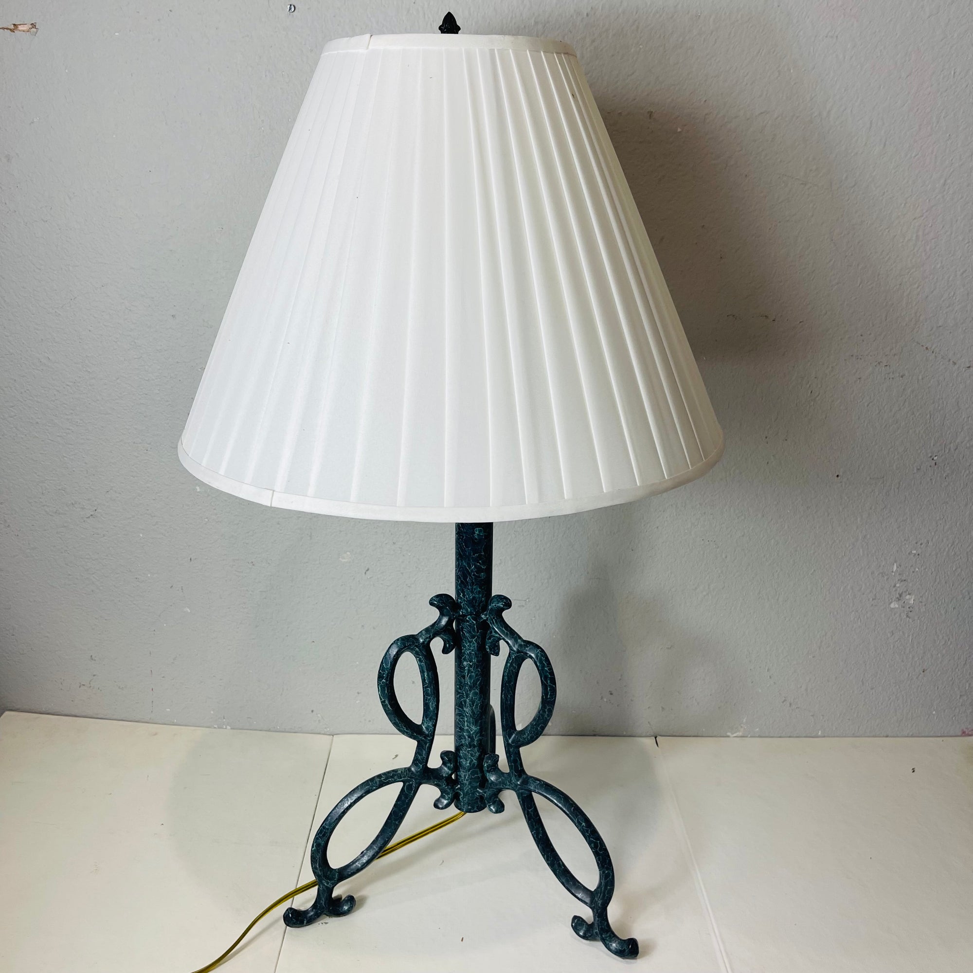 Table Lamp with White Shade *Works Great*