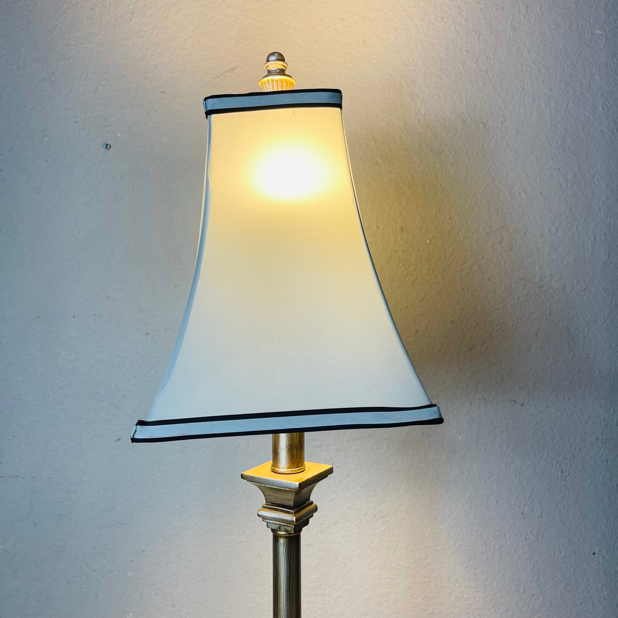 Table Lamp with White Shade *Works Great*