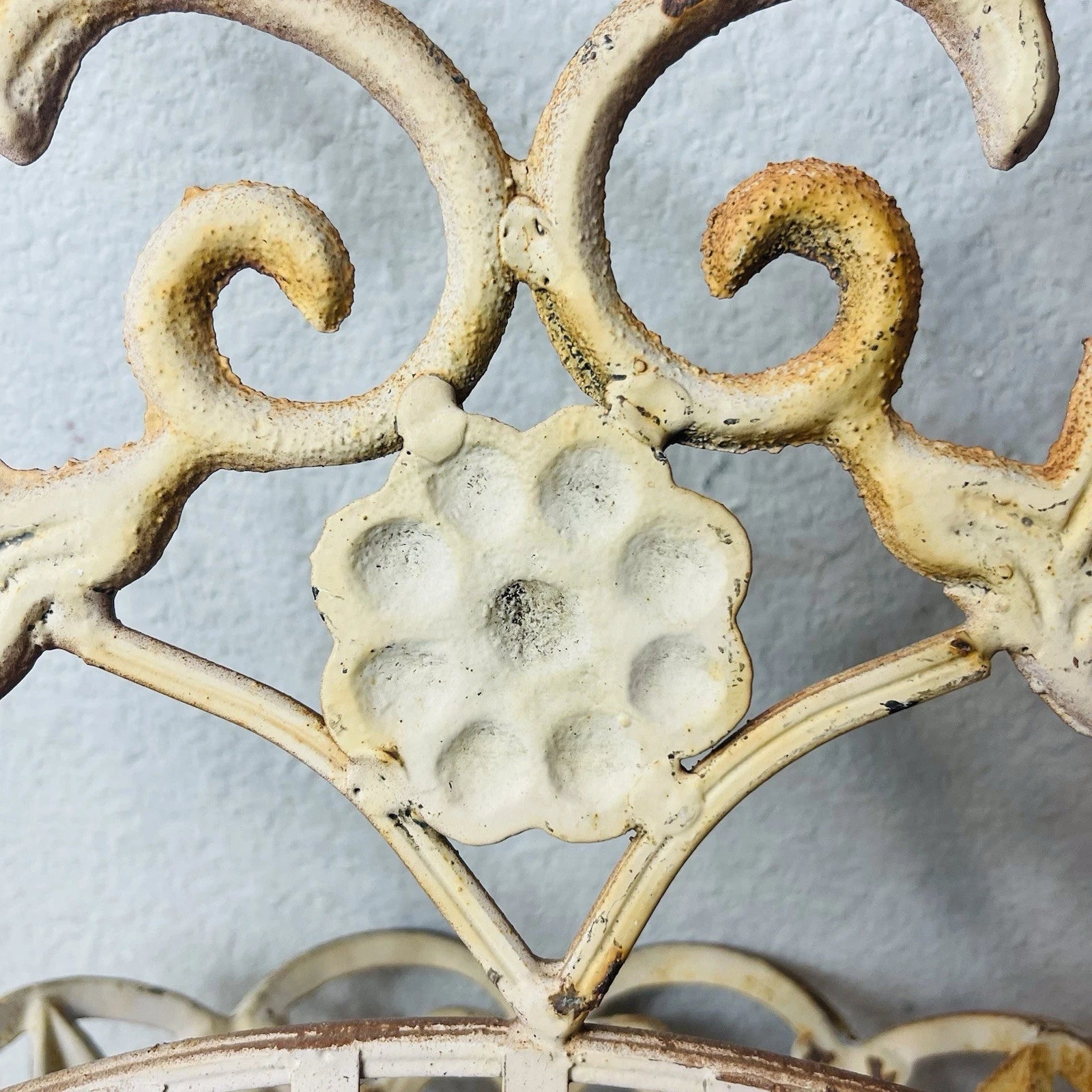 Fiona-Style Wall Basket: Wrought Iron Planter for Garden Flowers, Metallic Finish