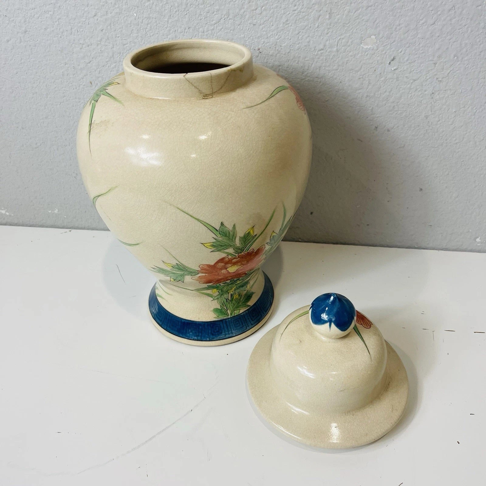 Jarro de gengibre vintage japonês de 14 pol. de altura com tampa de porcelana multicolorido “como está”-