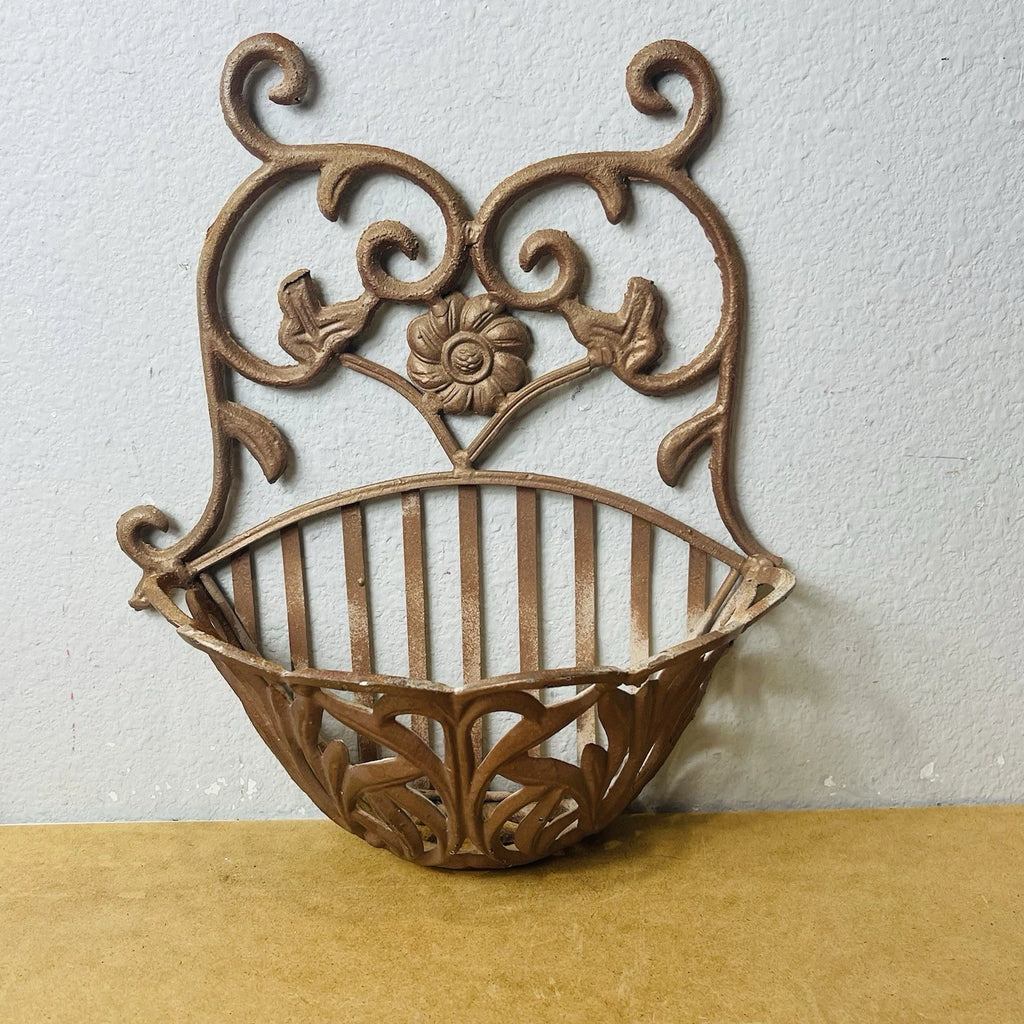 Fiona-Style Wall Basket: Wrought Iron Planter for Garden Flowers, Metallic Finish