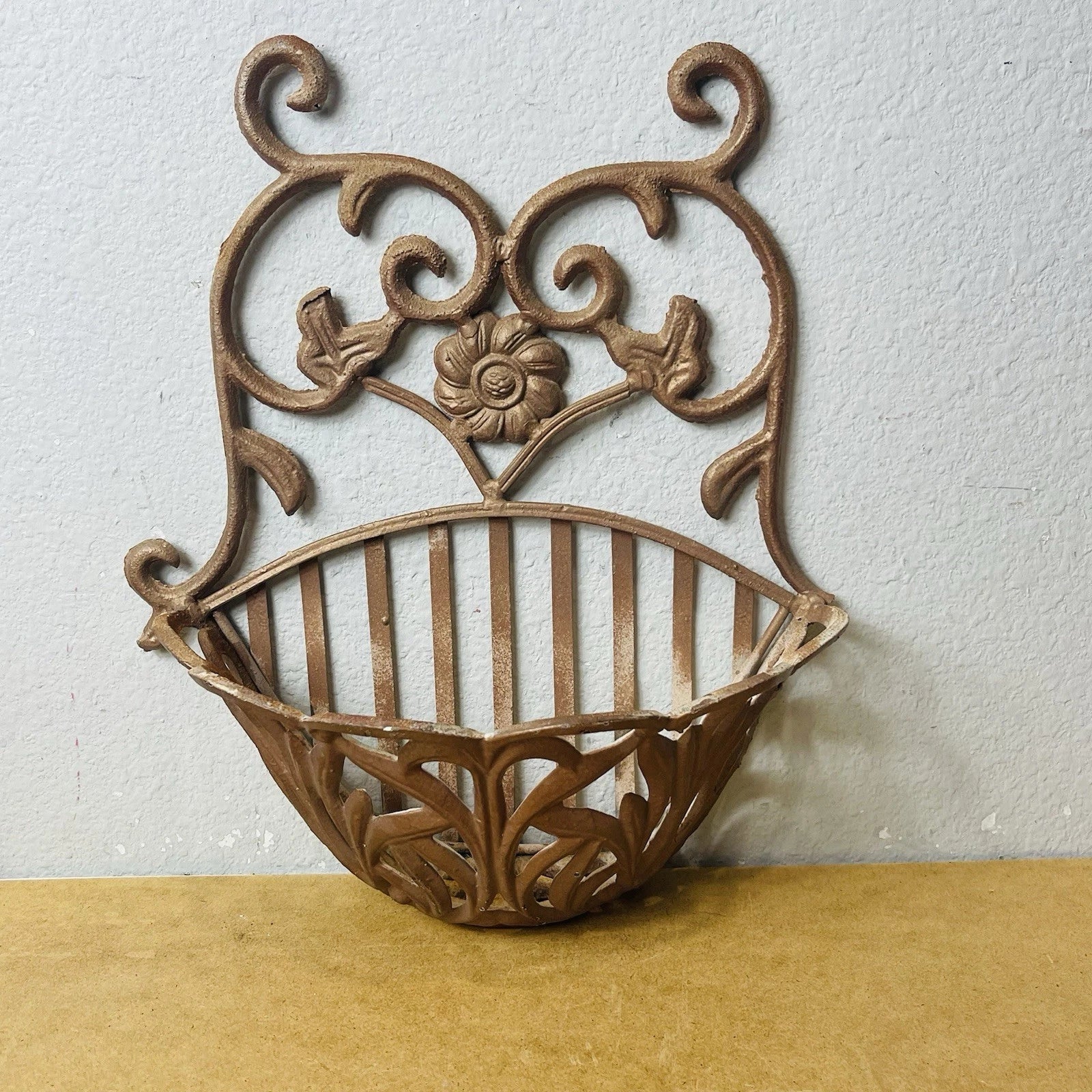 Fiona-Style Wall Basket: Wrought Iron Planter for Garden Flowers, Metallic Finish
