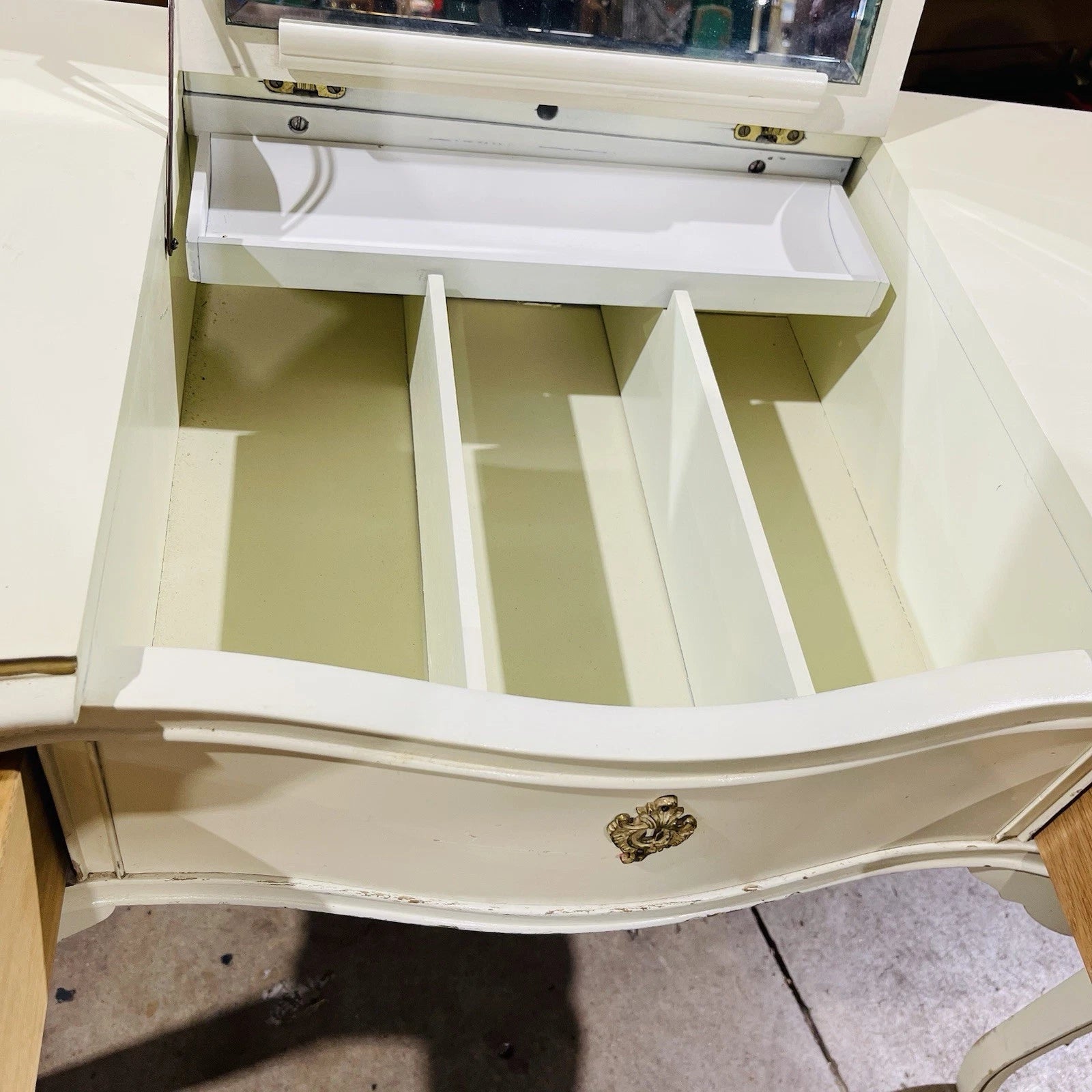 Vintage French Provincial Ladies Vanity Makeup Table