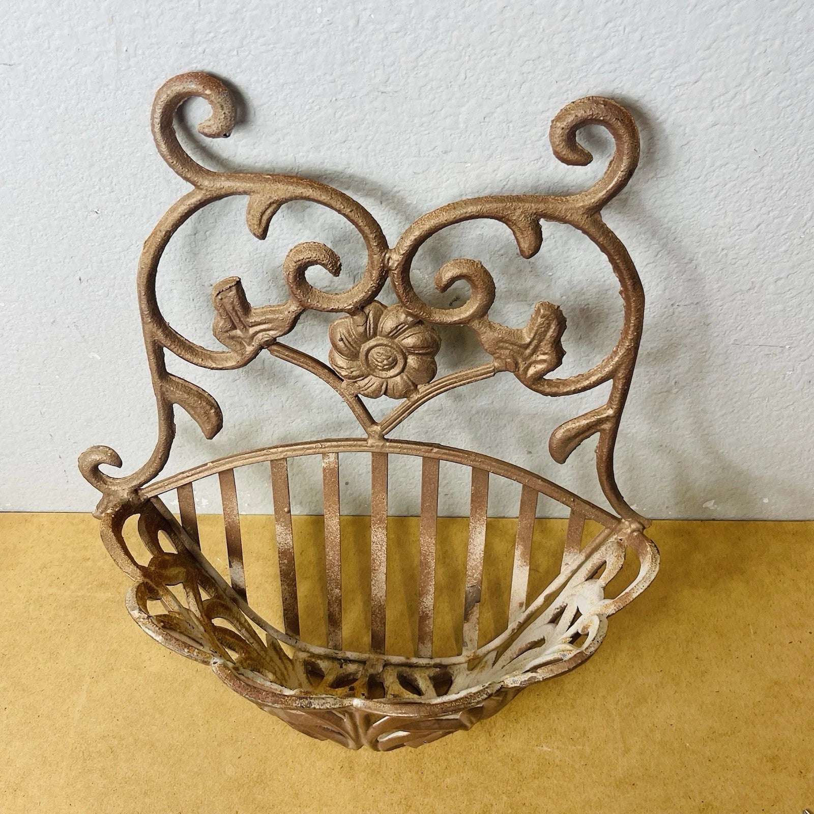 Fiona-Style Wall Basket: Wrought Iron Planter for Garden Flowers, Metallic Finish